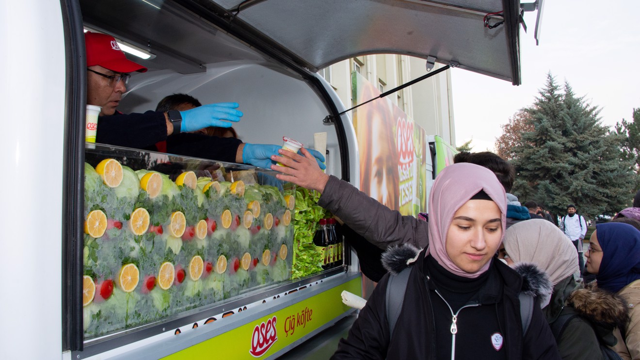 Selçuk Üniversitesinde öğrencilere çiğ köfte ikram edildi
